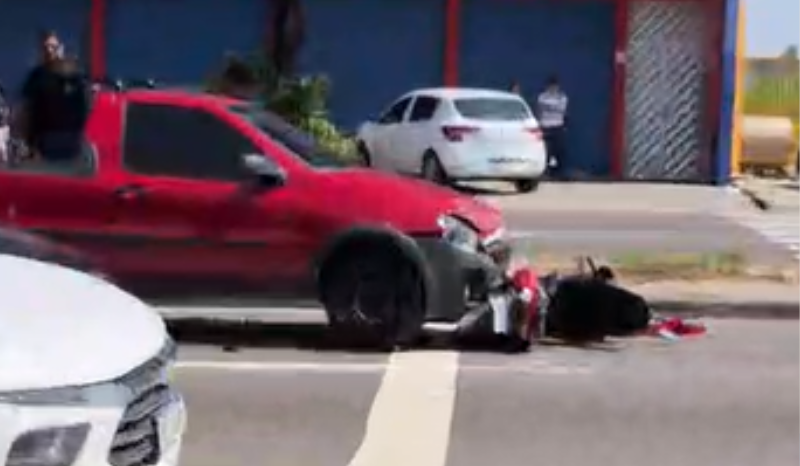 Acidente entre carro e moto causa transtornos no tráfego da zona norte de Manaus