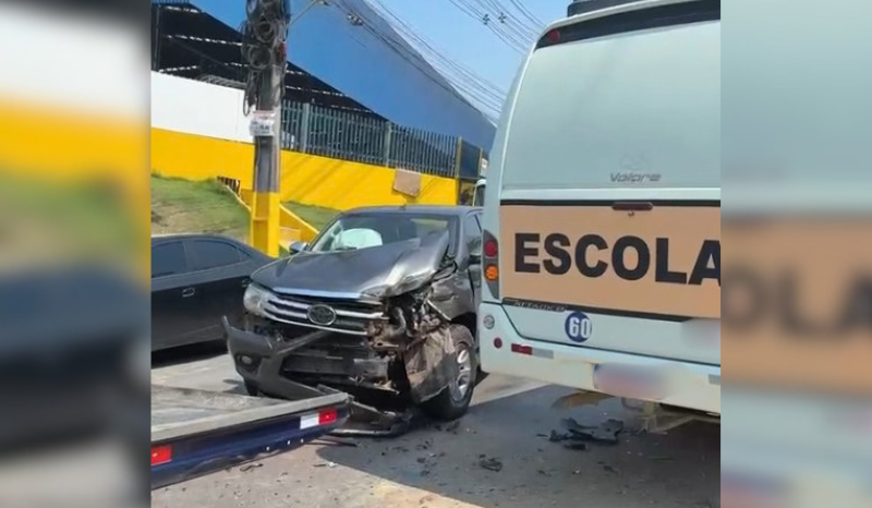 Colisão entre picape e micro-ônibus escolar causa danos na AM-010