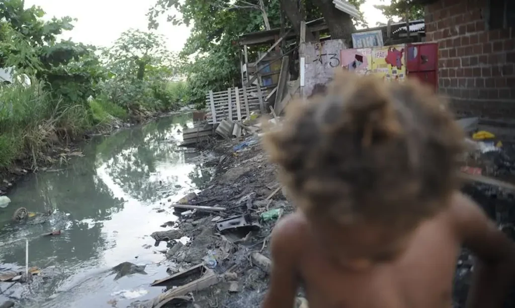Crianças brasileiras sob risco: 30 milhões expostas a perigos climáticos