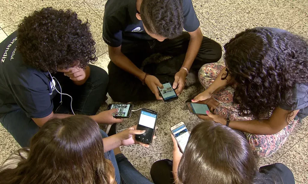 Estudo revela que 82% dos brasileiros são contra uso de celulares por crianças até 3 anos