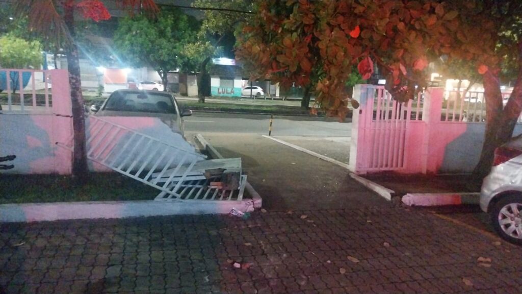 Motorista embriagado colide com delegacia ao tentar se refugiar