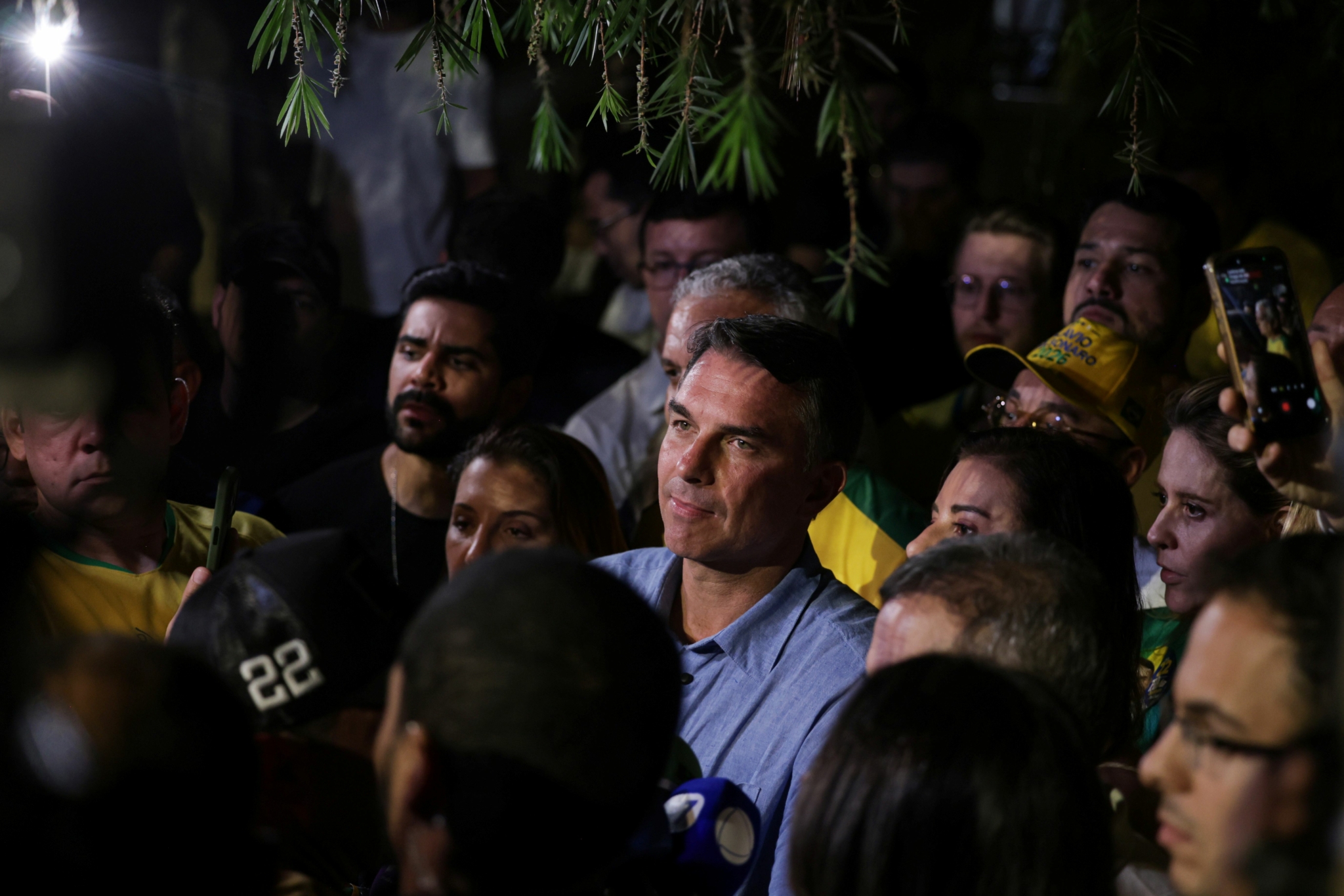 Flávio Bolsonaro celebra avanço no 1º turno e defende mudança no Brasil