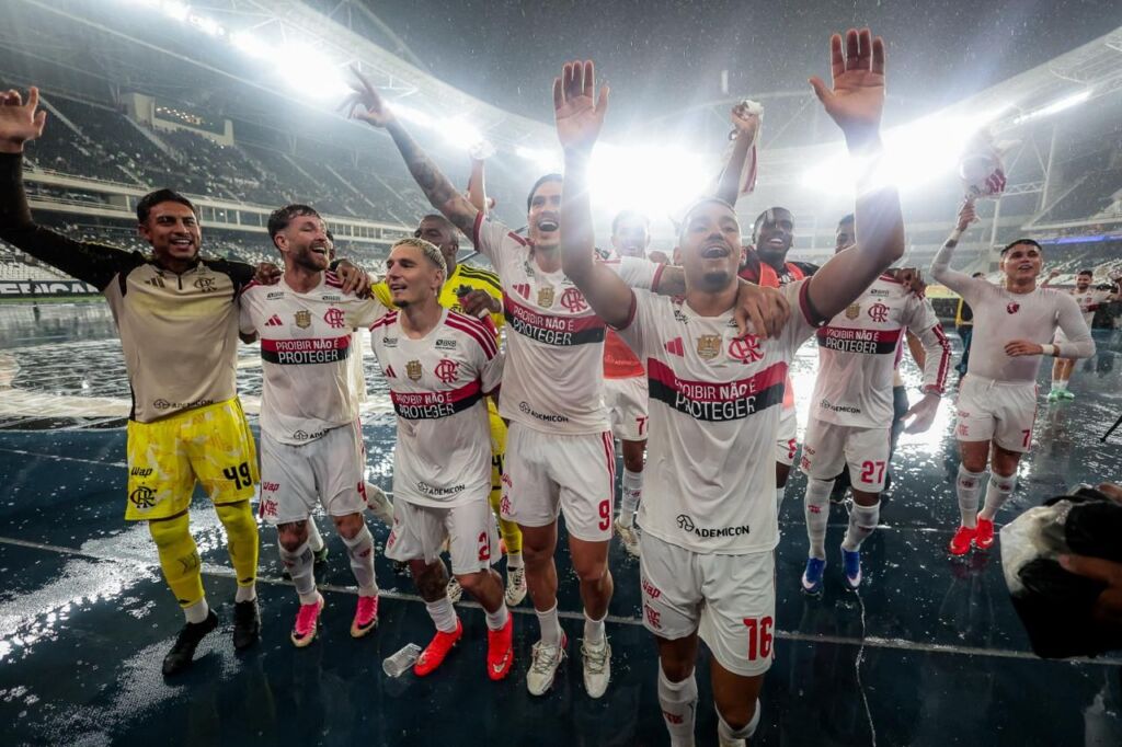 Flamengo vence Vasco por 4 a 1 e se distancia na liderança do Brasileirão