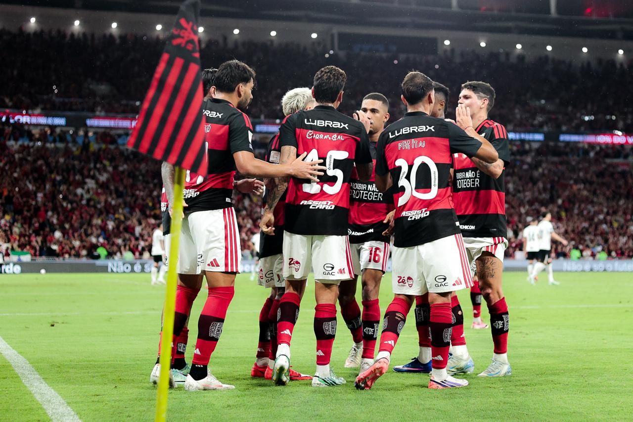 Flamengo conquista vitória dramática e se mantém no topo do Brasileirão
