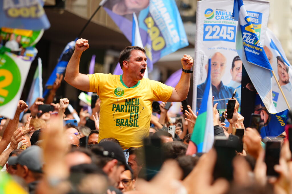 Flávio Bolsonaro é eleito na Papuda, superando Lula em votação apertada
