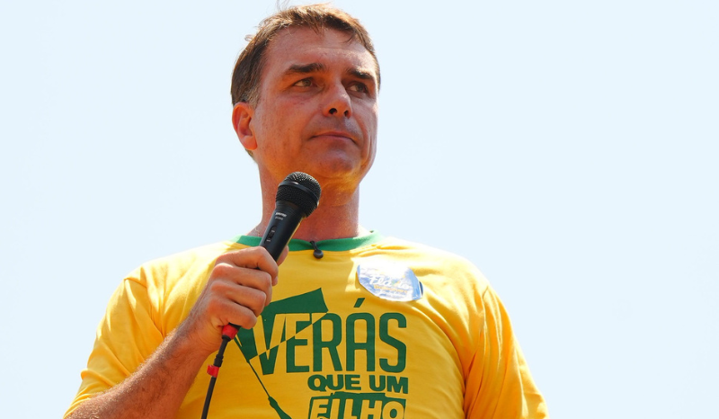 Flávio Bolsonaro promete que pai entregará faixa presidencial se eleito