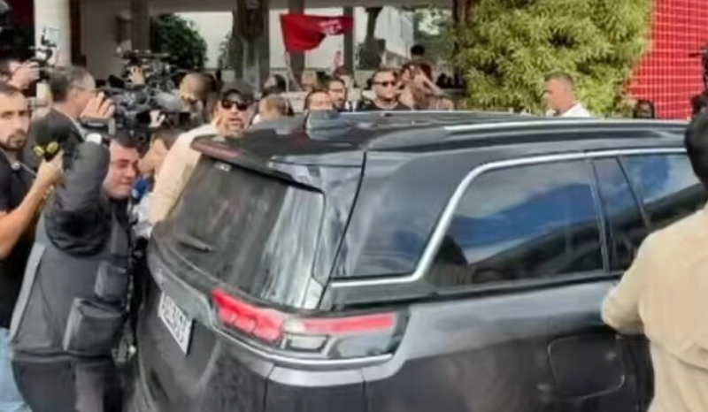 Flávio Bolsonaro é chamado de fascista e miliciano durante votação na Tijuca