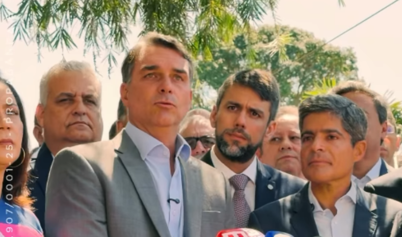 Flávio Bolsonaro garante apoio de partidos e propõe mudanças na Constituição