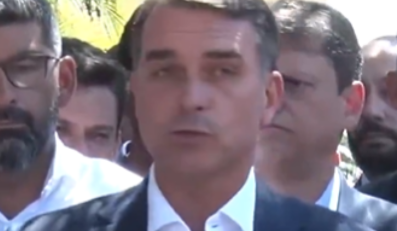 Flávio Bolsonaro propõe fim da reeleição e mudanças na Constituição