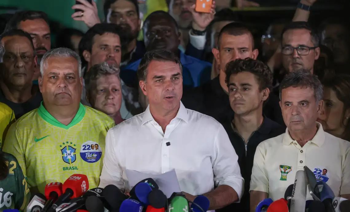 Processos contra Flávio Bolsonaro seguem no STF após sua fuga para os EUA