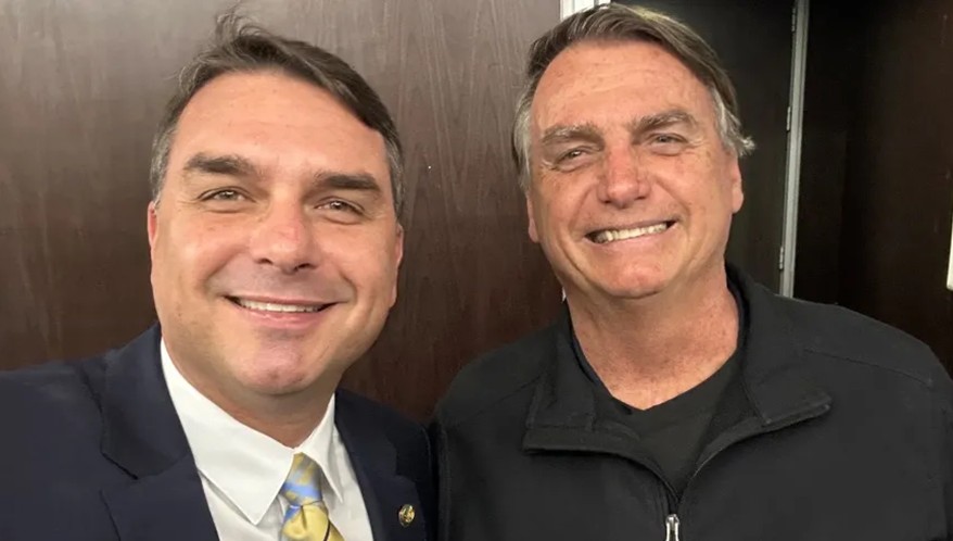 Moraes encaminha pedido da defesa de Bolsonaro para liberar visitas de Flávio