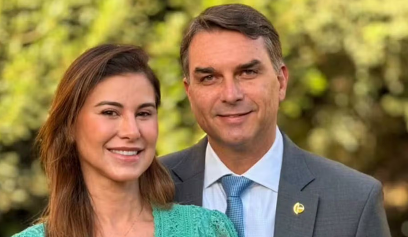 Flávio Bolsonaro parte para os EUA com família e aguarda visto