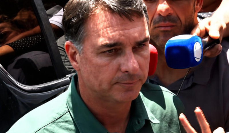 Flávio Bolsonaro se posiciona a favor do fim da escala de trabalho 61
