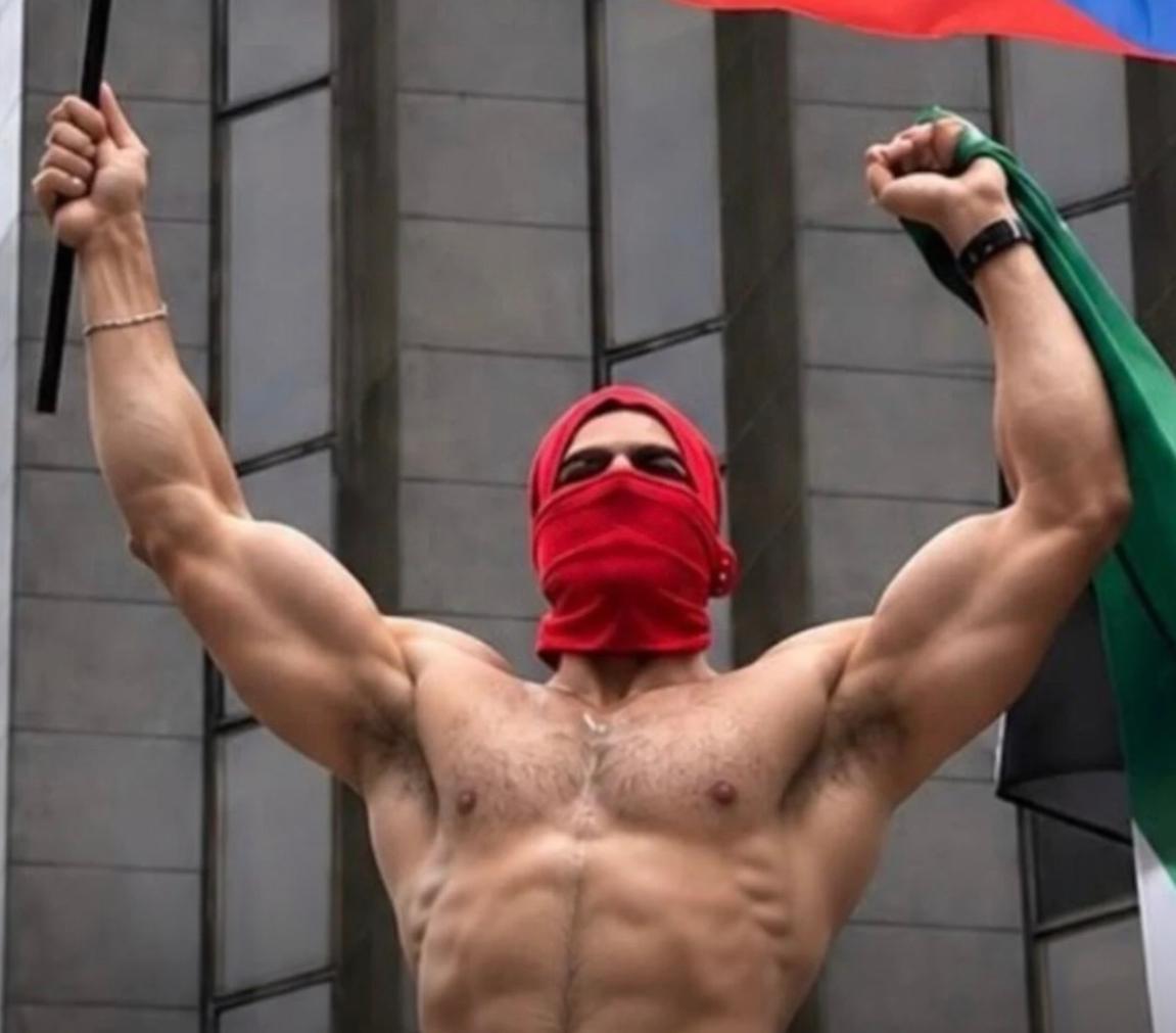 Homem mascarado rouba a cena em ato de apoio a Lula na Paulista
