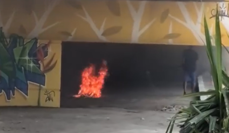 Morador em situação de rua ateia fogo sob viaduto do Boulevard em Manaus