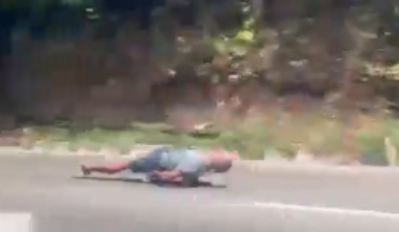 Homem se arrisca descendo de skate em avenida movimentada de Manaus