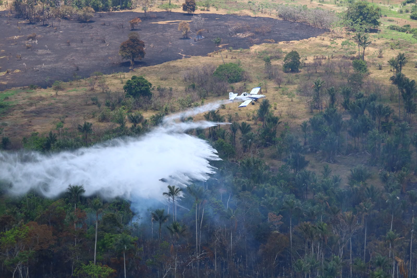 Força-tarefa combate incêndios no AM com 3,2 milhões de litros de água