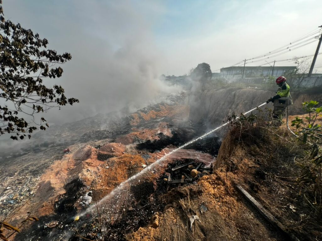 Incêndio na Zona Leste de Manaus é agravado por óleo e plástico, dizem bombeiros