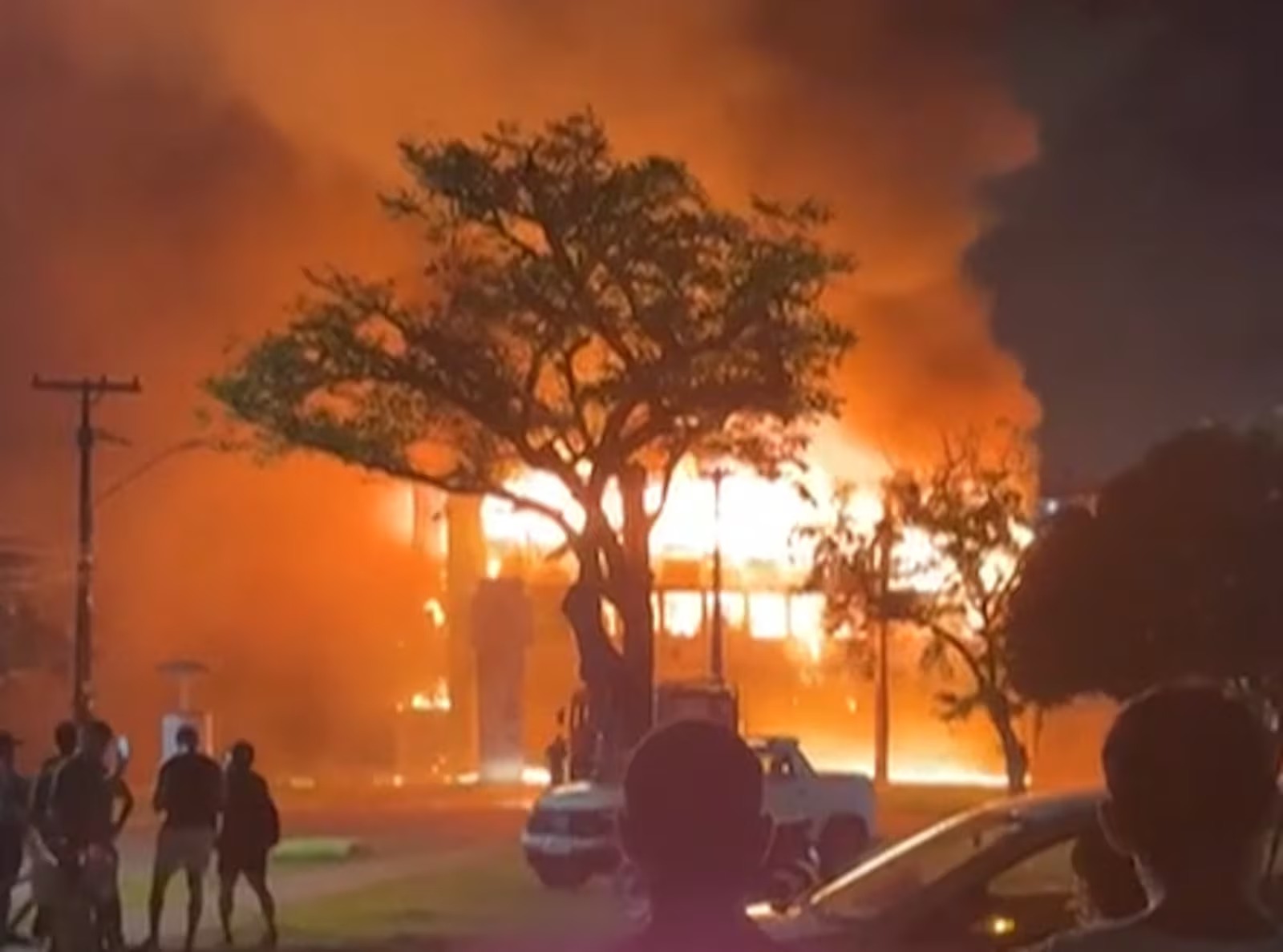 Incêndio na UFPE afeta cerca de 200 pesquisas; MEC anuncia apoio e reconstrução
