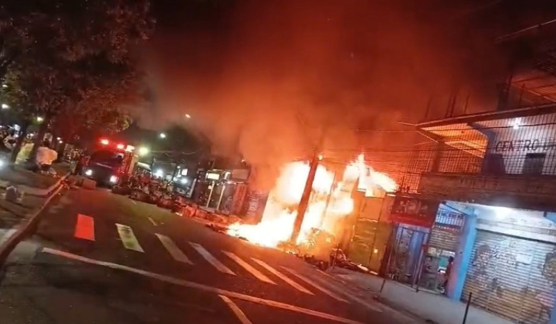Incêndio de grandes proporções destrói sucataria na zona leste de Manaus