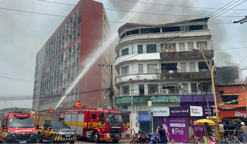 Incêndio afeta 9 estabelecimentos no Centro de Manaus; sem vítimas fatais