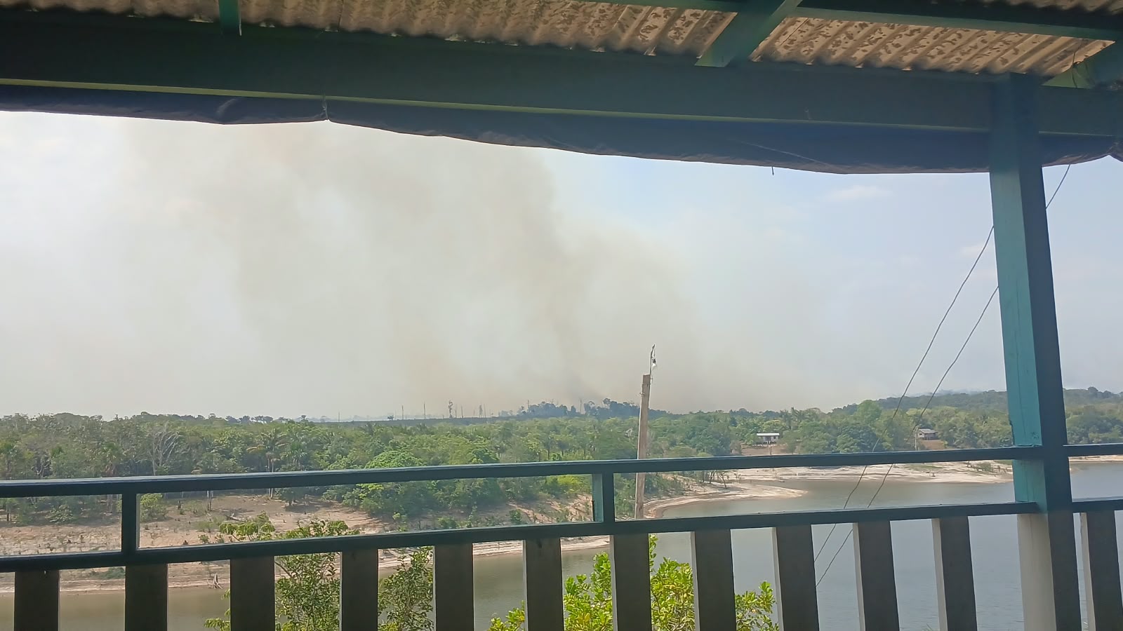Incêndio próximo a lago transforma céu em vermelho e gera alerta no AM