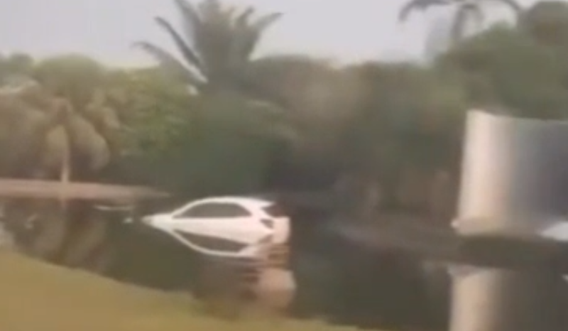 Carro cai em lago artificial de motel em Manaus