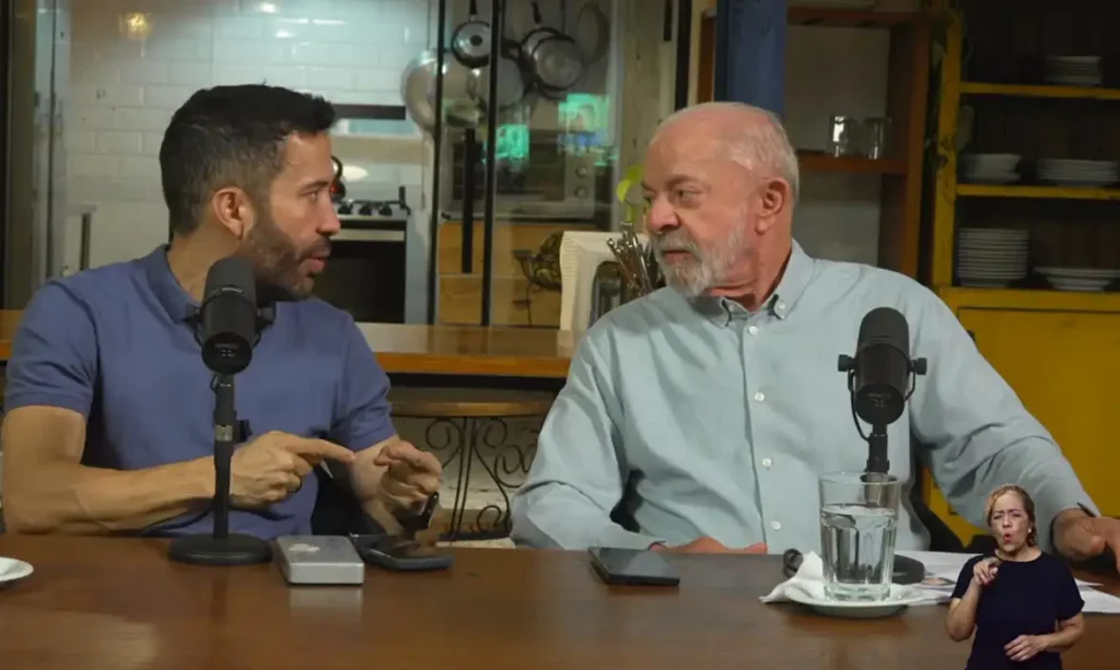Lula incentiva idosos a votarem em live com deputado Janones