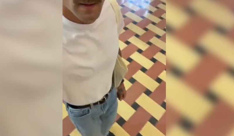 Homem se sente julgado por look básico em shopping de Manaus e vira meme