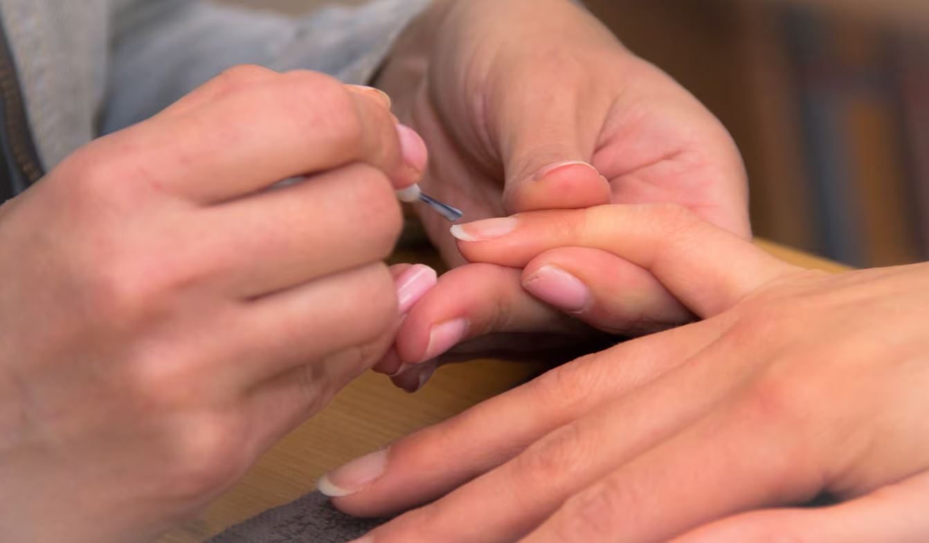 Cliente processa salão por contaminação com herpes em Portland, EUA