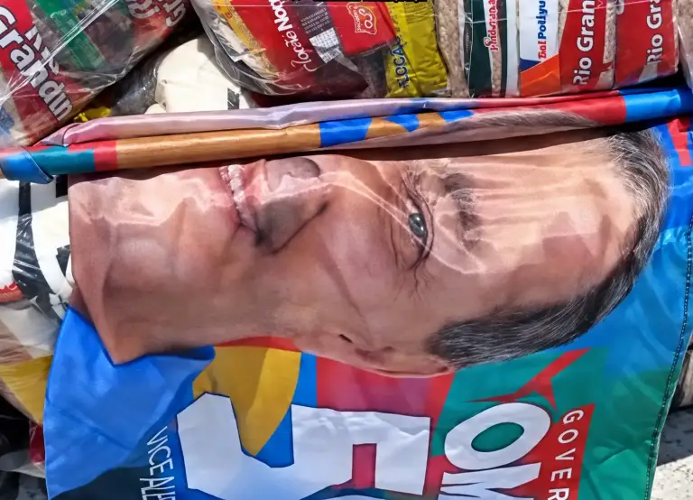 Balsa com materiais de campanha de Omar Aziz é apreendida pela polícia
