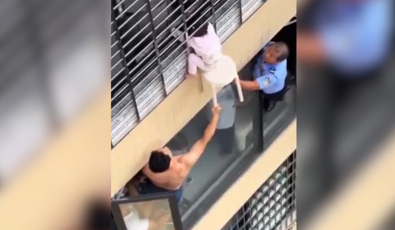 Menina de 3 anos é resgatada após ficar pendurada no 12º andar na China