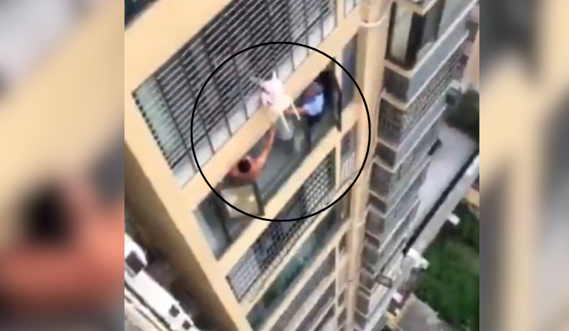 Menina fica presa em janela de prédio e passa por momentos de tensão na China
