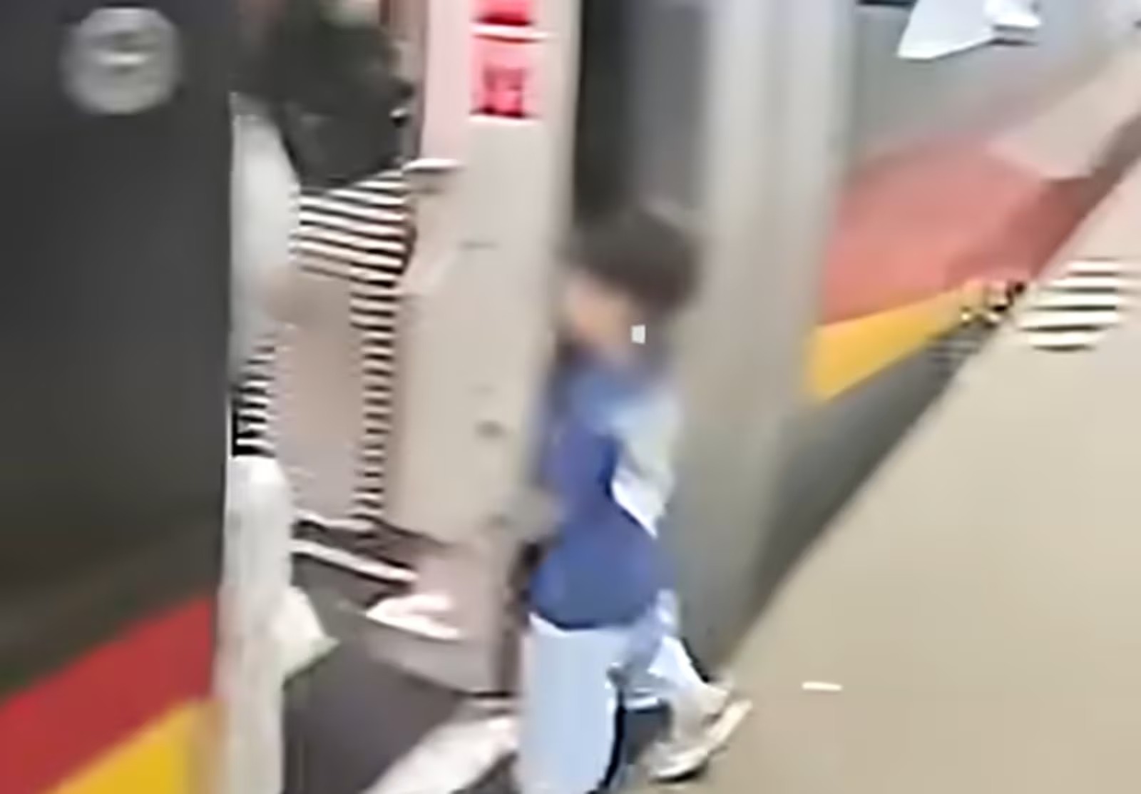 Menino cai entre trem e plataforma em estação na China; vídeo viraliza