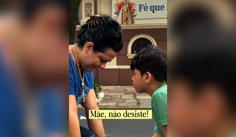 Menino de 6 anos emociona fiéis com sua fé no Círio de Nazaré 2026