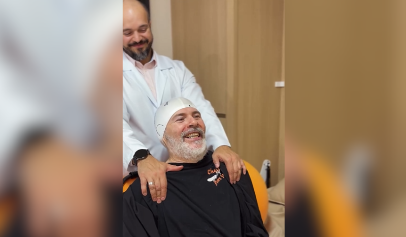 Baixista Mingau do Ultraje a Rigor aparece de pé em sessão de fisioterapia