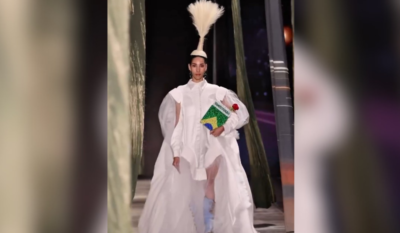 Desfile da grife Foz traz protesto político com a Constituição na passarela