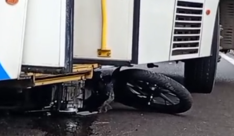 Motociclista é socorrido após colidir com ônibus em Manaus