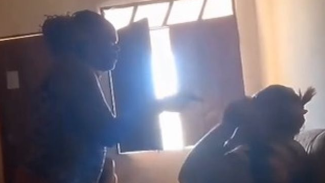 Mãe confronta mulher após suposta agressão à filha de 17 anos em Salvador