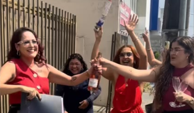 Mulher celebra divórcio com festa surpresa de amigas em Araguaína