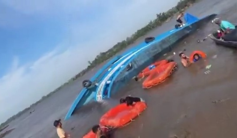 Barco Vovô Vitor naufraga e fica submerso no interior do Amazonas