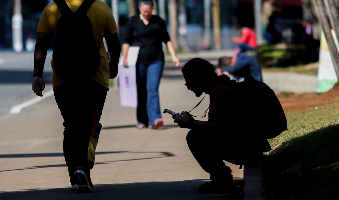 Queda de jovens nem-nem no Brasil chega a 22,4%, revela estudo da OCDE