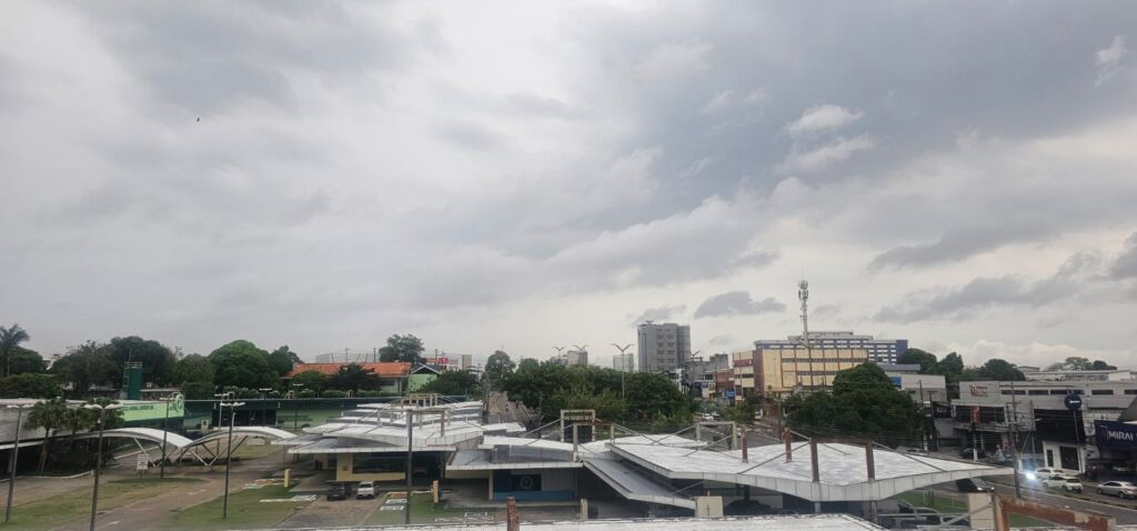 Manaus enfrenta fumaça e alerta para chuvas intensas nesta segunda-feira
