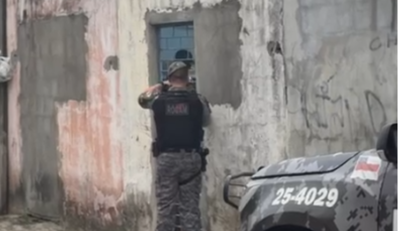 Homem mantém filho de 1 ano como refém em Manaus