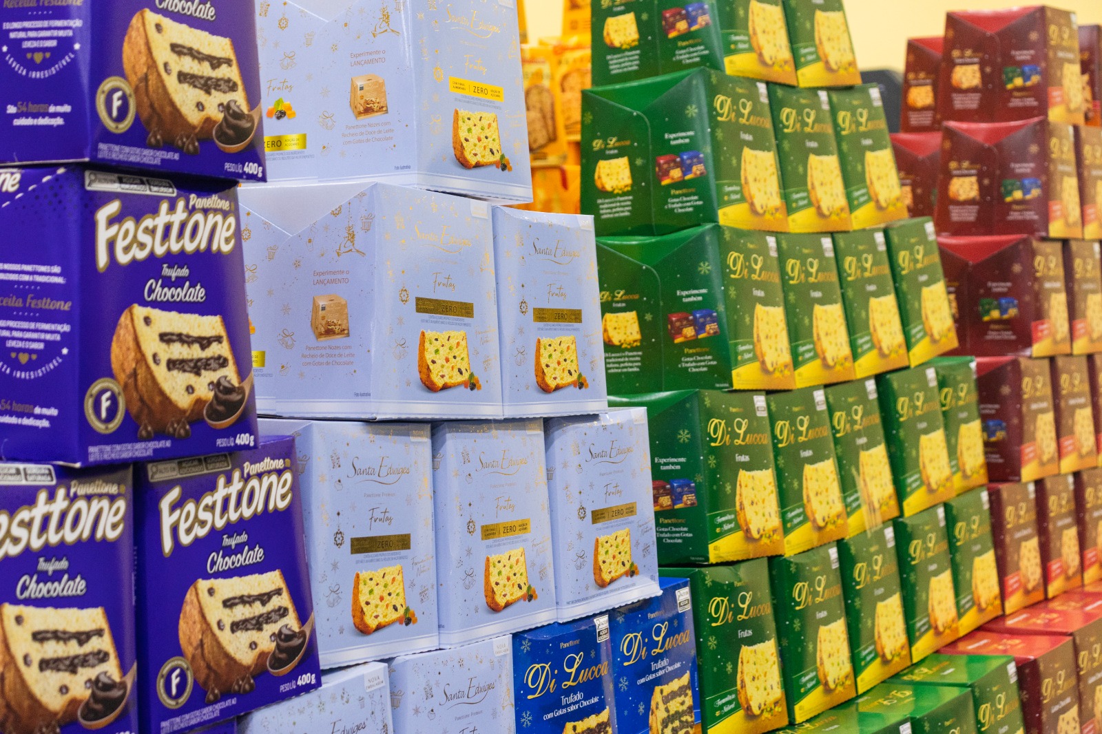 Panetones começam a aparecer nas prateleiras dos supermercados de Manaus
