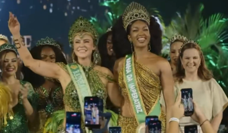 Paolla Oliveira é coroada rainha de bateria da Imperatriz Leopoldinense