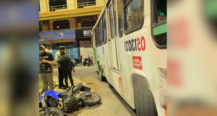 Passageira tem perna esmagada após colisão entre moto e ônibus em Manaus