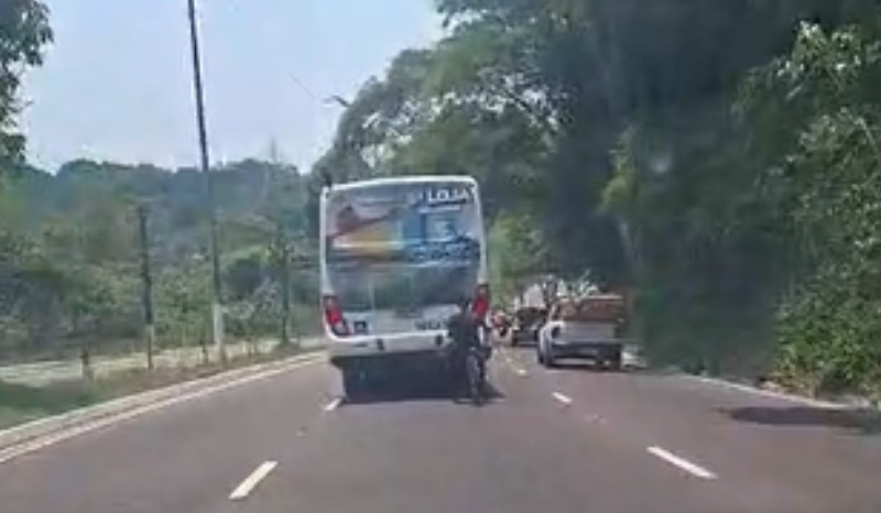 Jovem arrisca a vida ao pegar carona em ônibus em Manaus