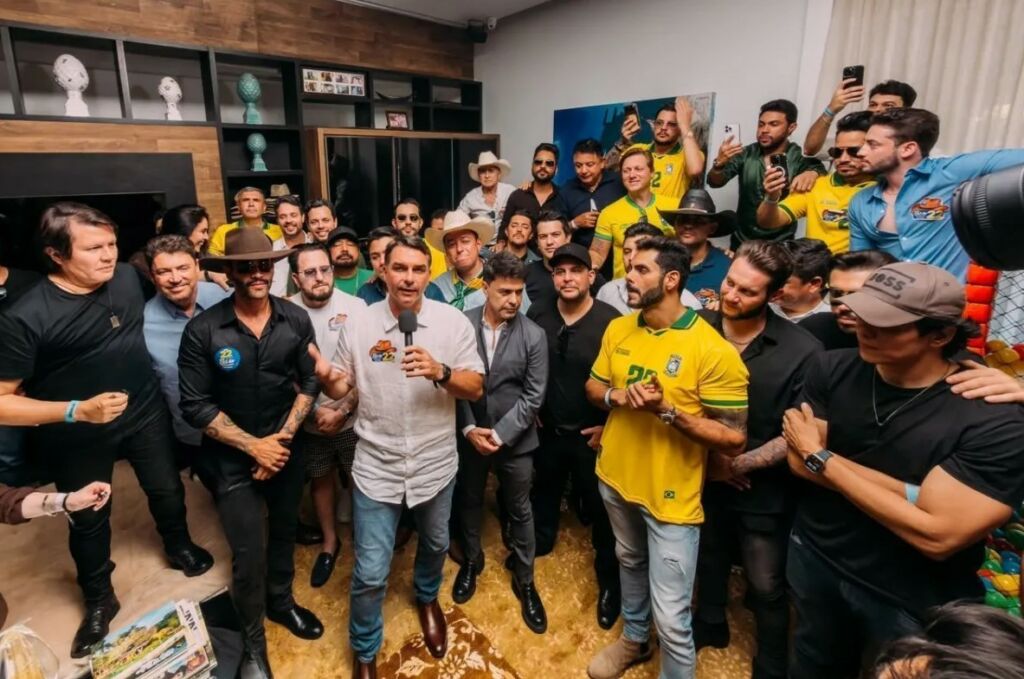Flávio Bolsonaro intensifica campanha com apoio de sertanejos em Goiás