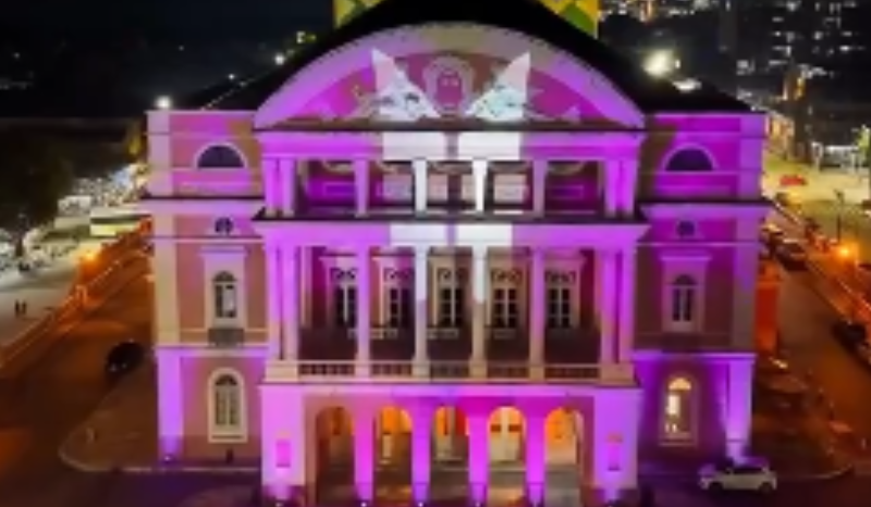Teatro Amazonas brilha em roxo em homenagem ao BTS e fãs arrecadam doações